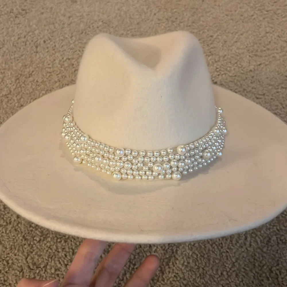 Scoop cream Woof fedora with pearl trim